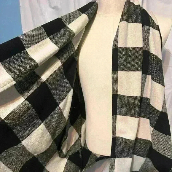 Luii Women’s Open Vest. 
Back And White Plaid. 
Pockets. 
Size small - Picture 4 of 7